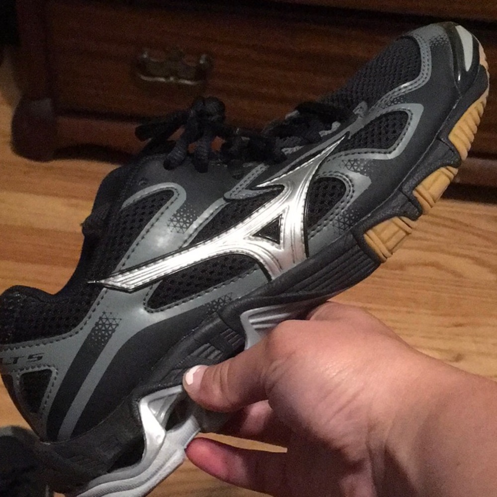 Women’s volleyball shoes